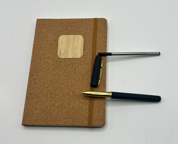 Coffret VIP personnalisé en liège et bois avec agenda et stylo de luxe logotypés.