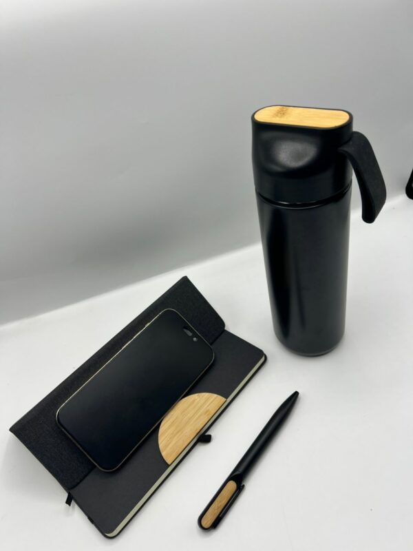 Coffret VIP personnalisé avec mug isotherme, bloc-notes, stylo et chargeur sans fil avec détails en bois, proposé par Hakil e-Print.